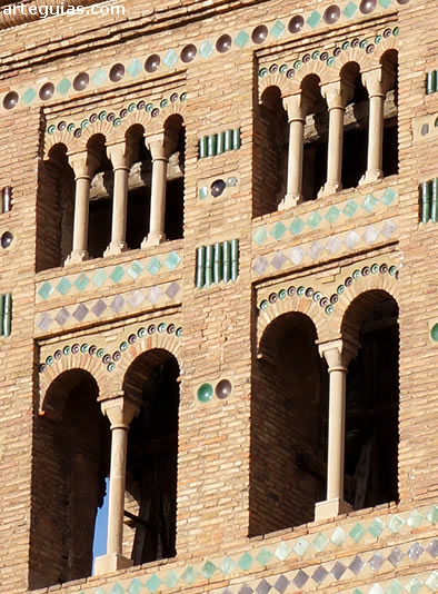Huecos para las campanas en la torre de la catedral de Teruel