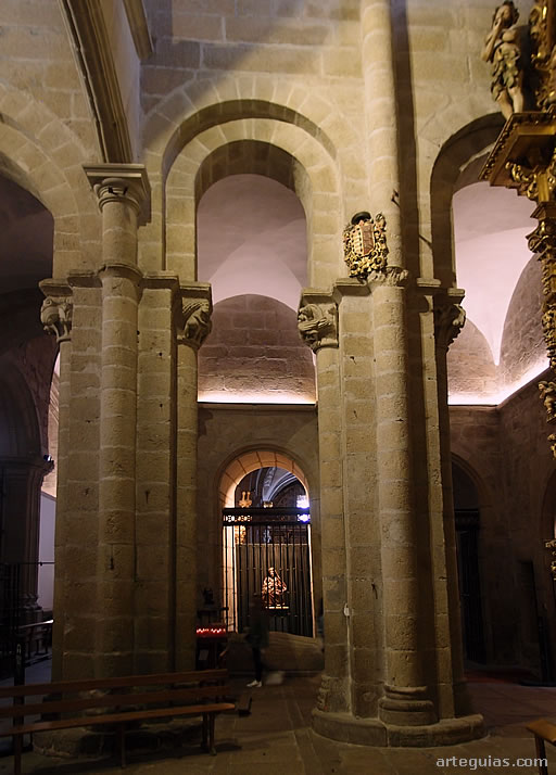 Interior del transepto de la catedral de Tui