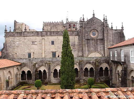 Claustro y al fondo el templo de la catedral de Tuy