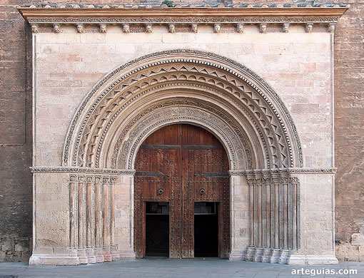 Otra imagen de la Puerta del Palau