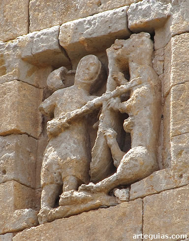 Guerrero luchando contra un animal