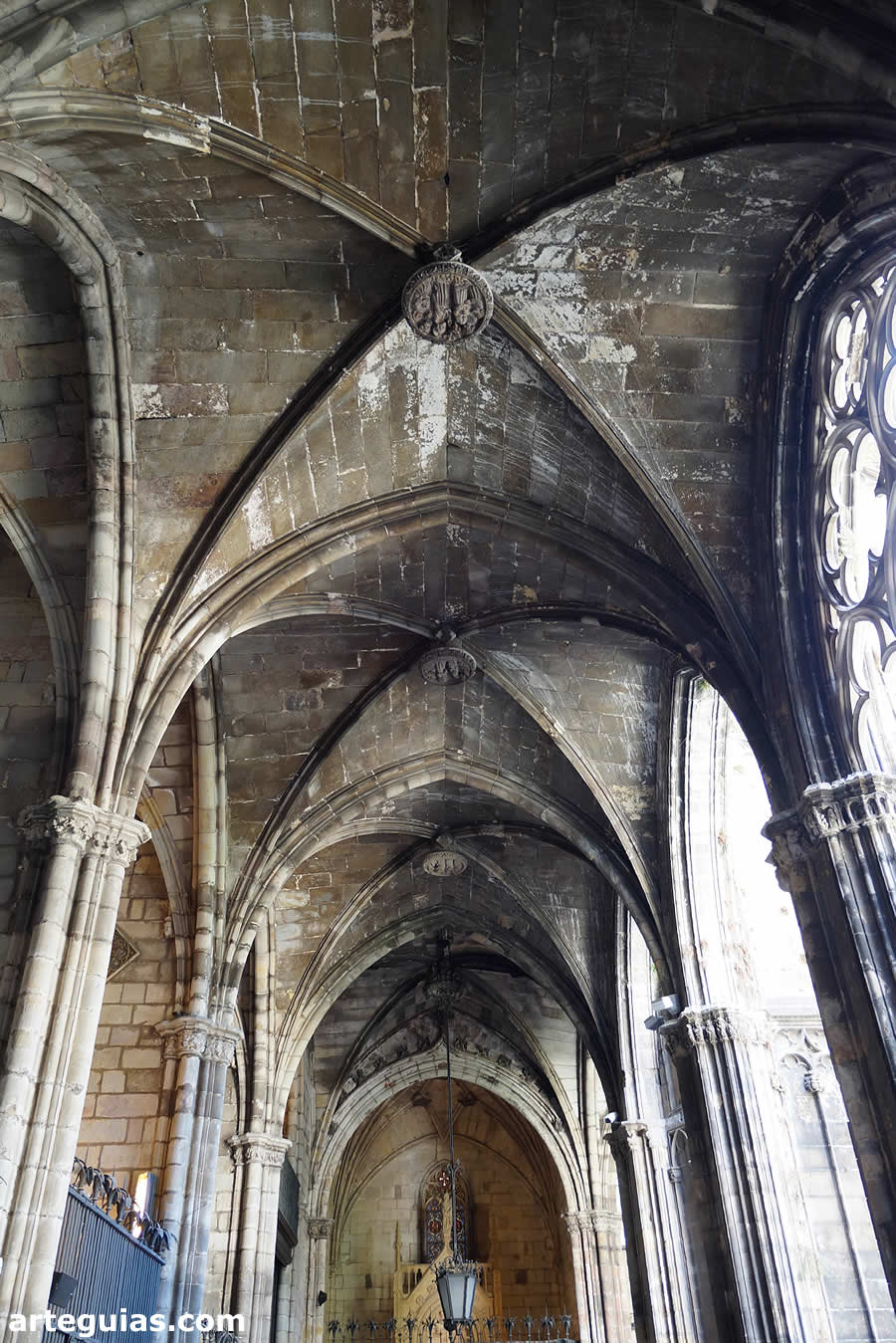 Bóvedas de crucería del claustro de la catedral barcelonesa