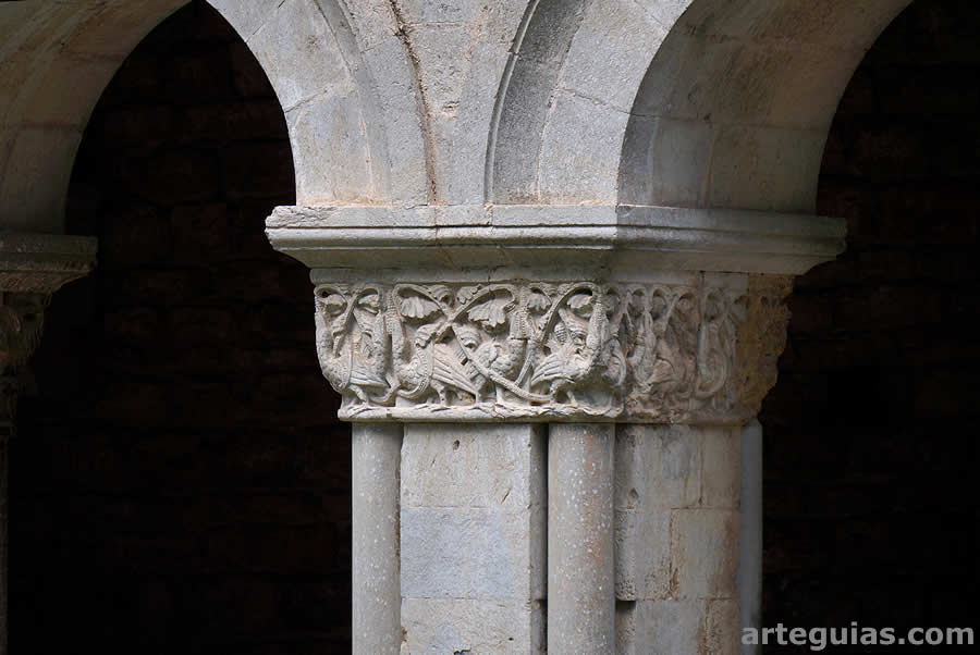 Uno de los pilares del claustro con relieves de aves