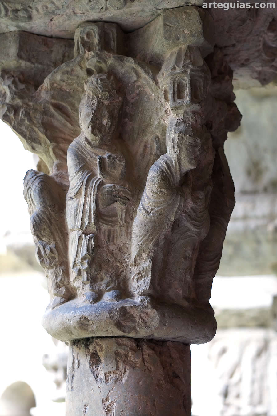 Los capiteles del claustro están muy deteriorados