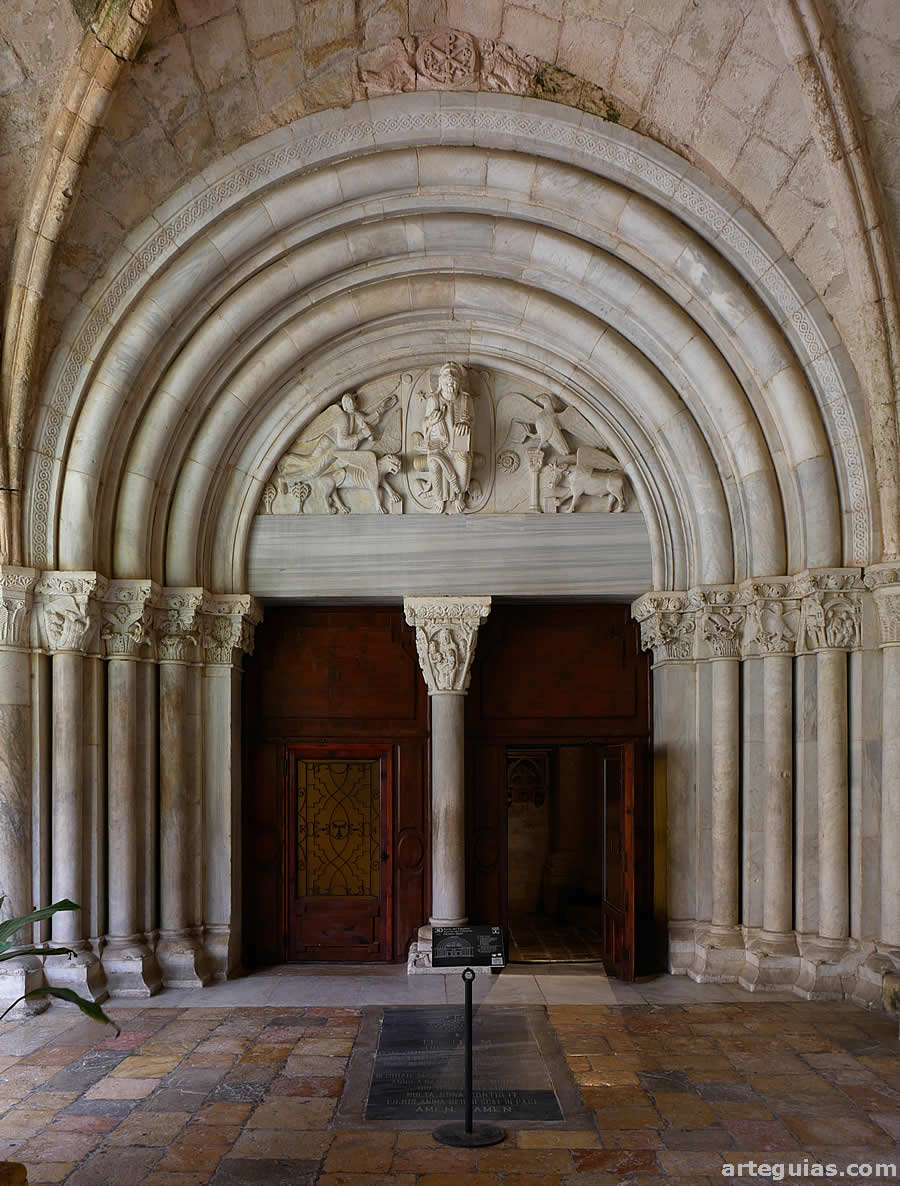 Magnífica portada del claustro