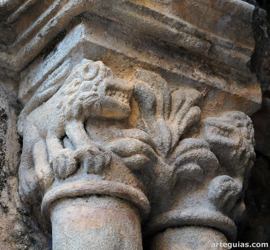 Capitel con leones