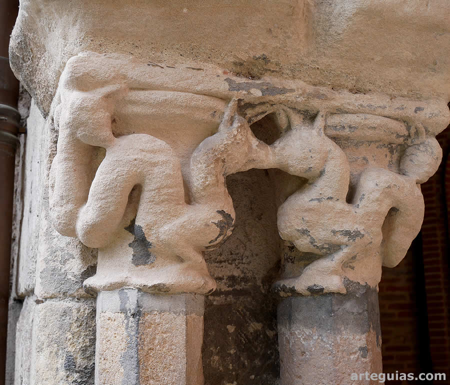 Capiteles del claustro con animales fantásticos