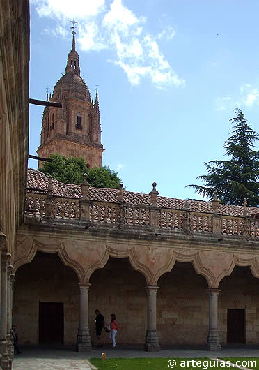 Campanario de la catedral desde el claustro de las Escuelas Menores de la Universidad