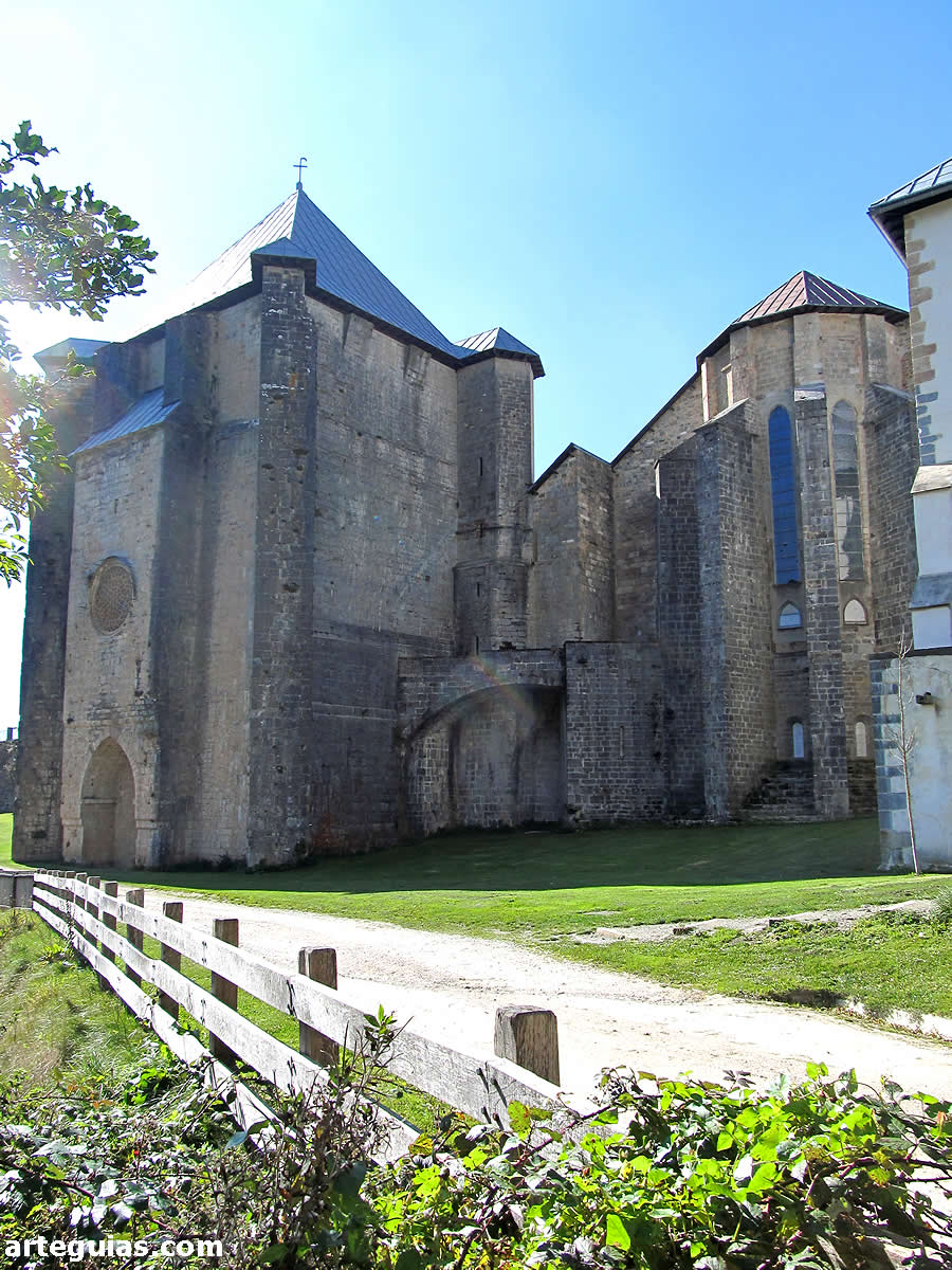 Cabecera de la Colegiata de Roncesvalles junto al testero de la Capilla de San Agustín