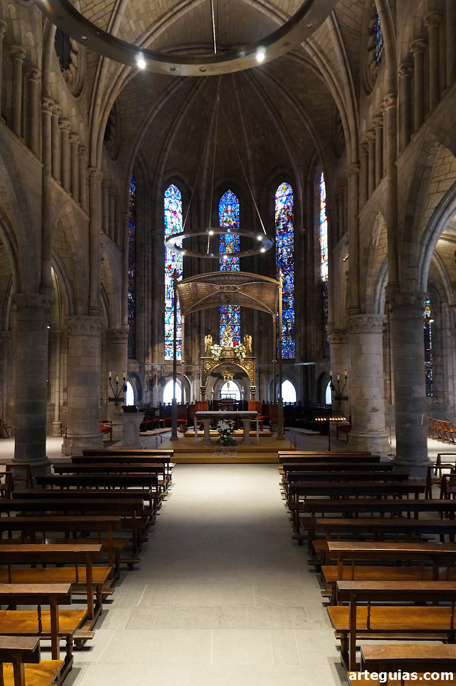 Espléndido aspecto interior de la nave central de la Colegiata de Roncesvalles