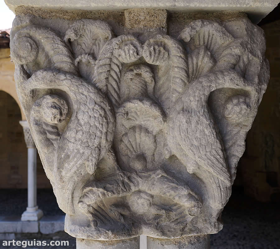 Capitel con aves