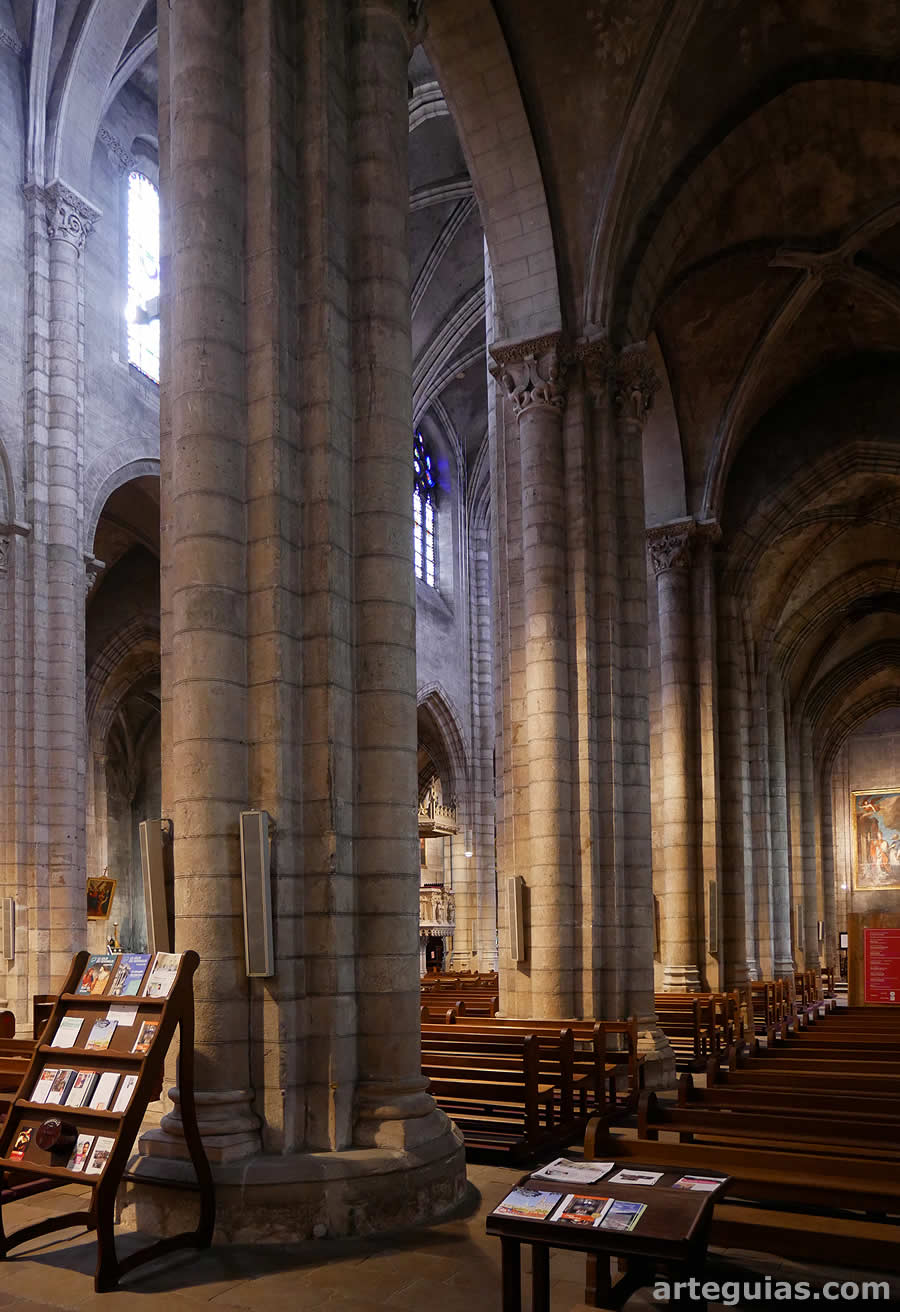 Interior de las naves de la Colegiata de Saint-Salvi de Albi, Francia