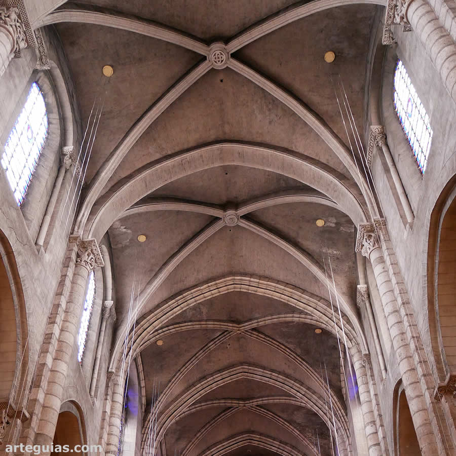Bóvedas de crucería de la nave central