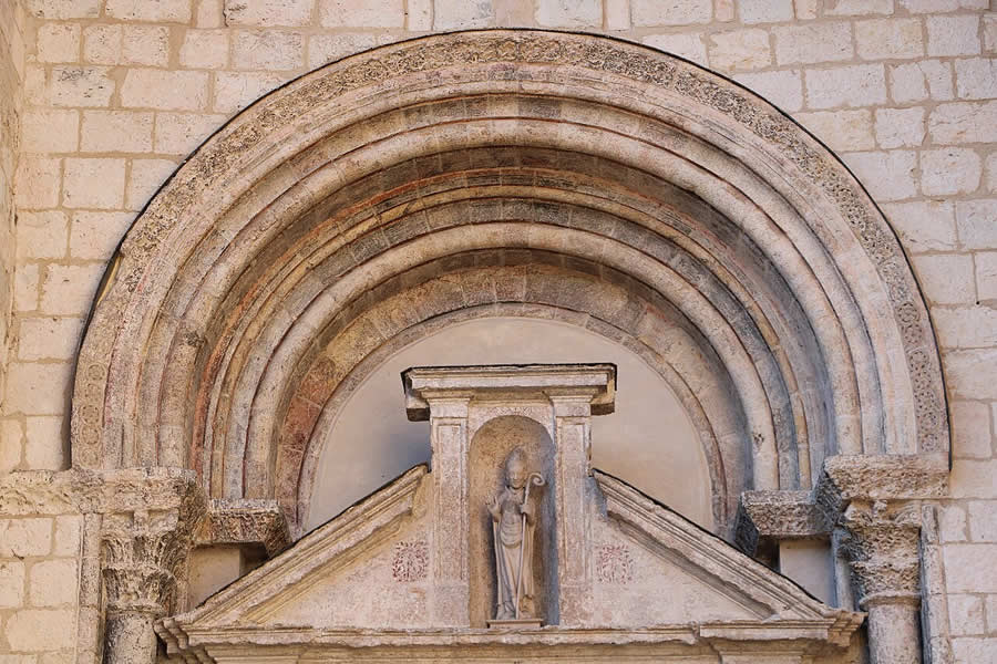 Puerta románica en el muro norte de la colegiata