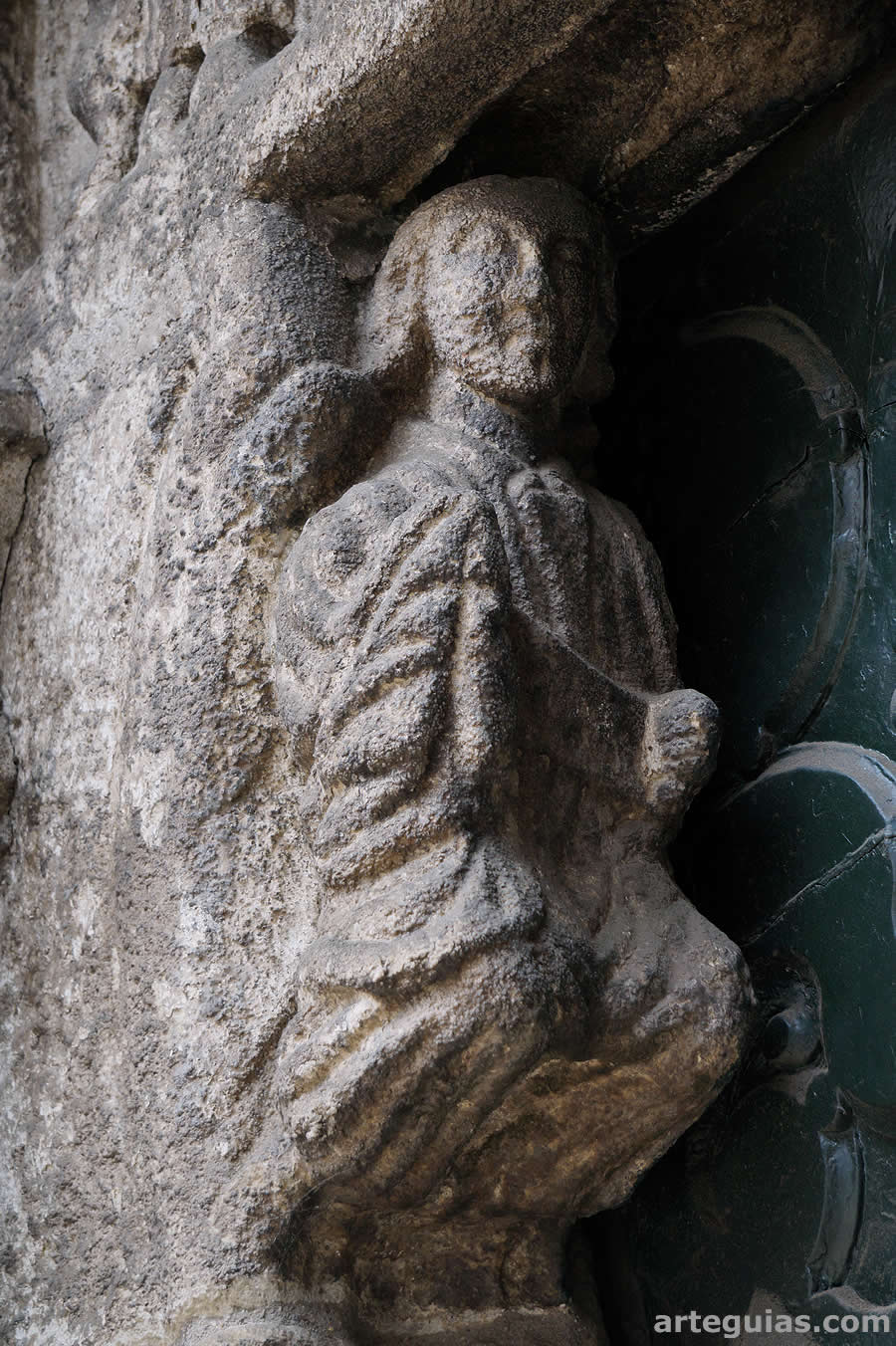 Ángel en una de las mochetas de la iglesia