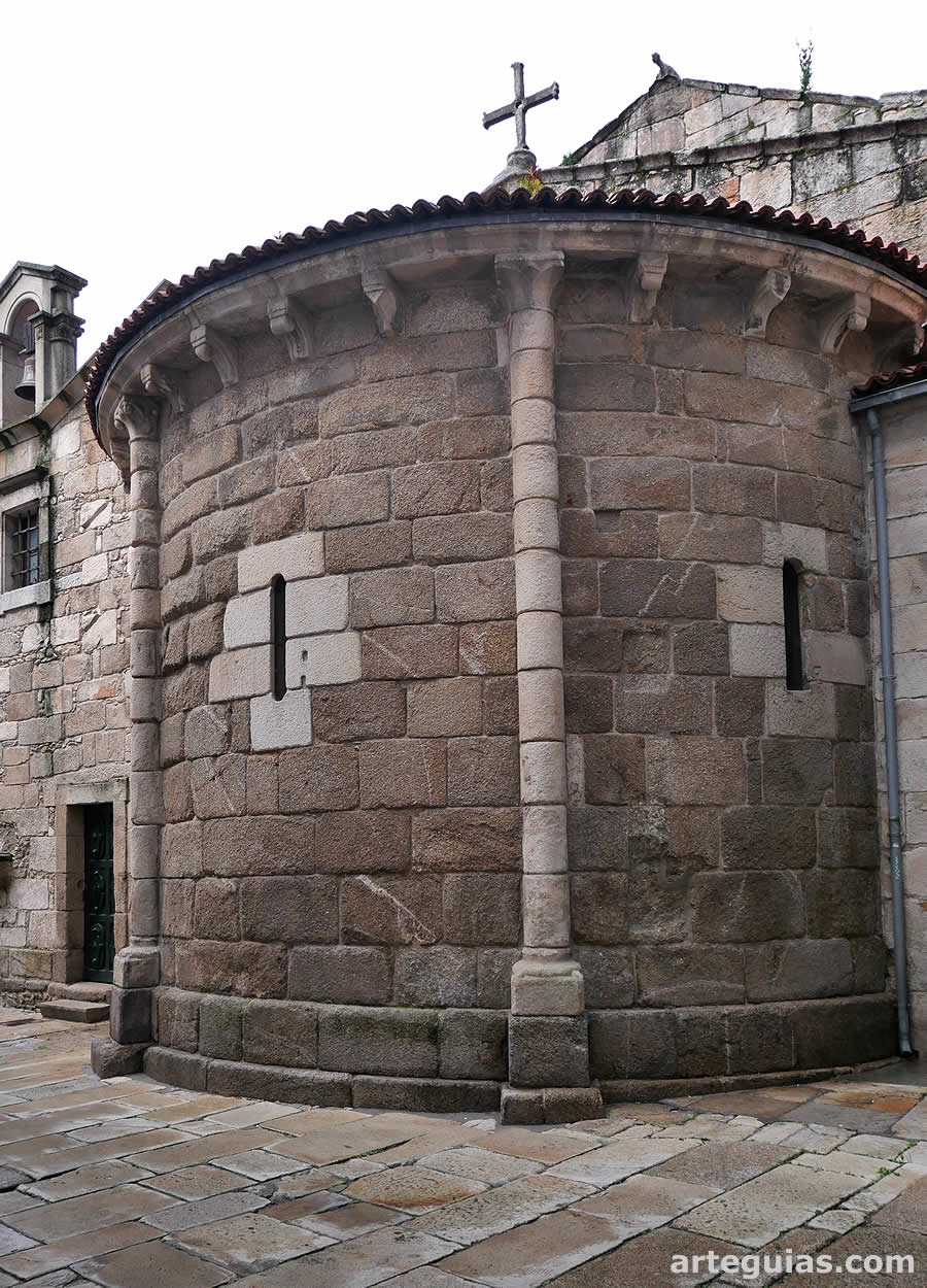 Ábside románico de Santa María del Campo (A Coruña)