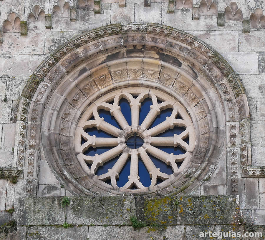 Rosetón de la fachada de Santa María del Campo de A Coruña