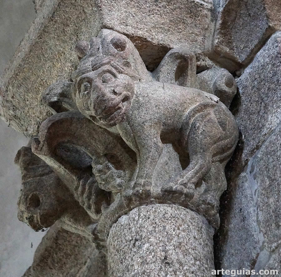 Capitel de leones en uno de los ábsides