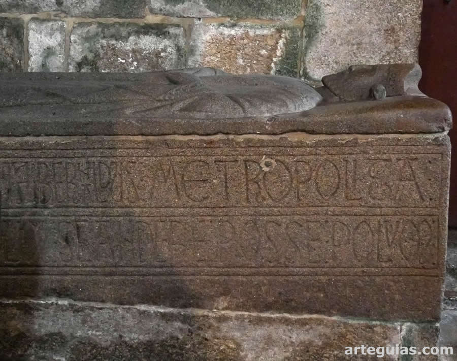 Sarcófago románico del siglo XIII de un obispo de Santiago de Compostela