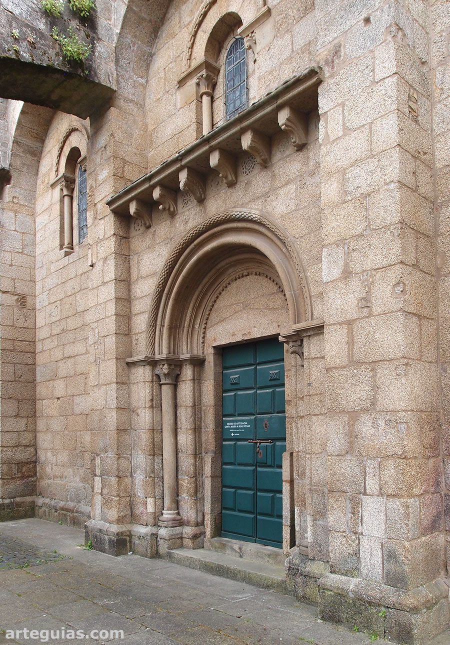 Puerta románica del muro septentrional
