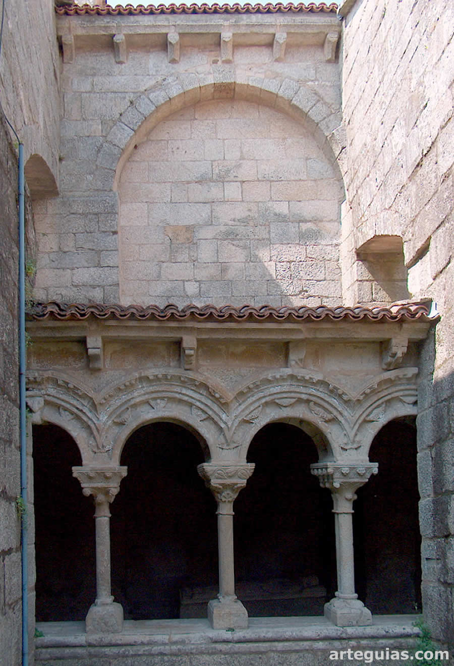 Vista de la arquería románica norte desde el patio