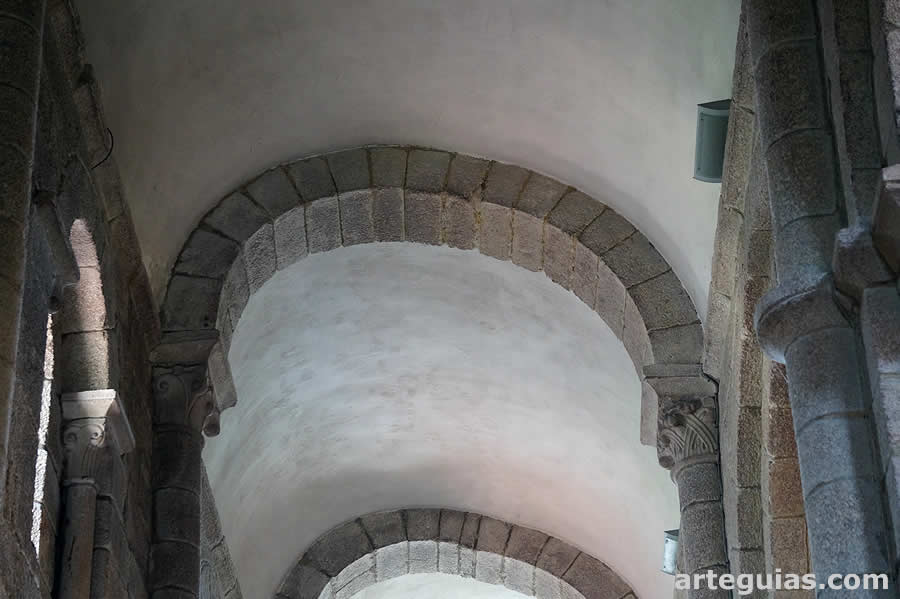 Arco fajón deformado por el empuje de la bóveda de medio cañón central