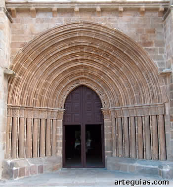 Portada principal de la Colegiata de Aguilar de Campoo