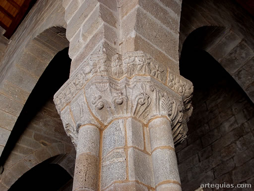 Colegiata de Santa María de Baiona: tipo de pilar con columnas del interior