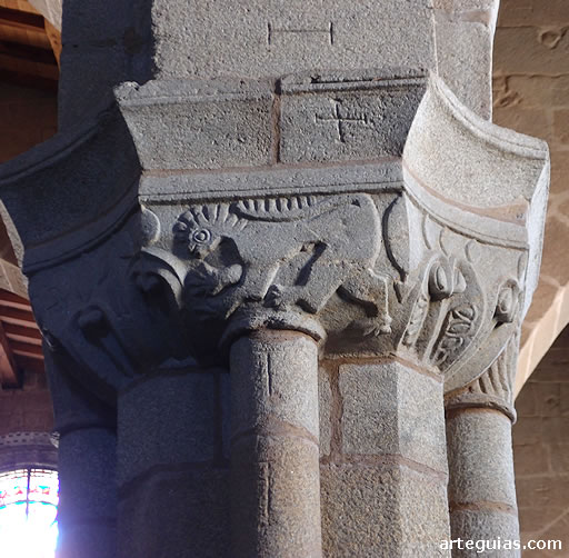 Capitel con un león