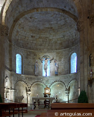 Interior de la cabecera de Santa Cruz de Casta&ntilde;eda