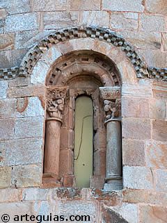 Ventana del &aacute;bside de San Pedro de Cervatos