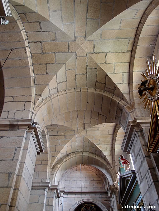 Interior de la iglesia que fuera antigua Colegiata de Iria Flavia