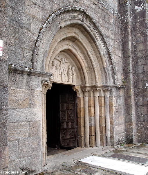 La puerta occidental es el elemento m&aacute;s antiguo de la Colegiata de Iria Flavia