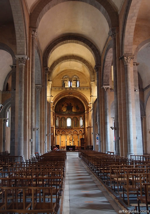 Nave central y al fondo el &aacute;bside principal. Colegiata de Saint Gaudens 