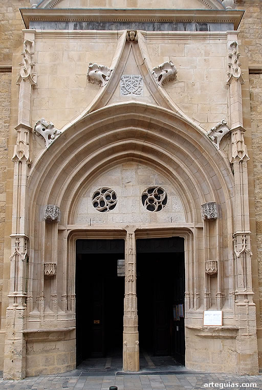 Puerta norte de estilo g&oacute;tico flam&iacute;gero