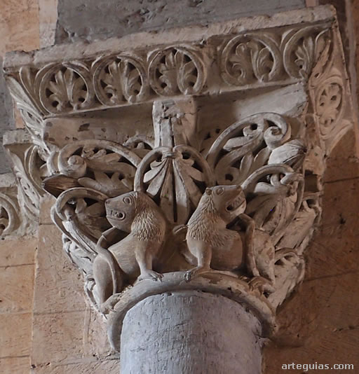 Capitel con dos leones