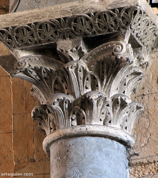 Capitel vegetal del siglo XI que simula una cesta romana corintia