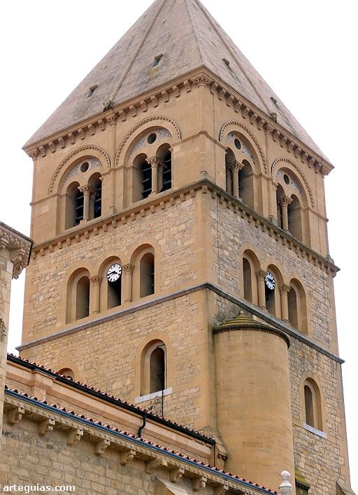 Campanario neorrom&aacute;nico