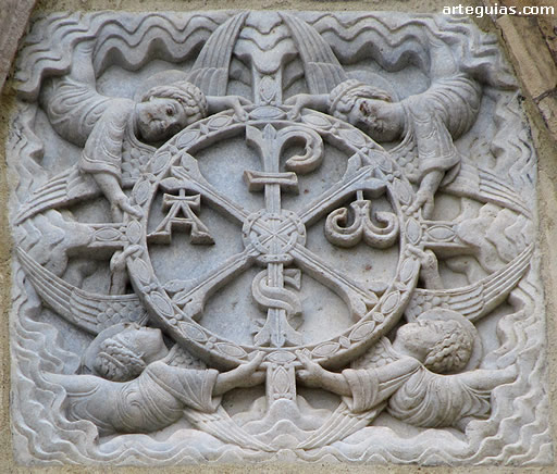 Magn&iacute;fico crism&oacute;n rom&aacute;nico incrustado en la puerta norte. Saint-Gaudens