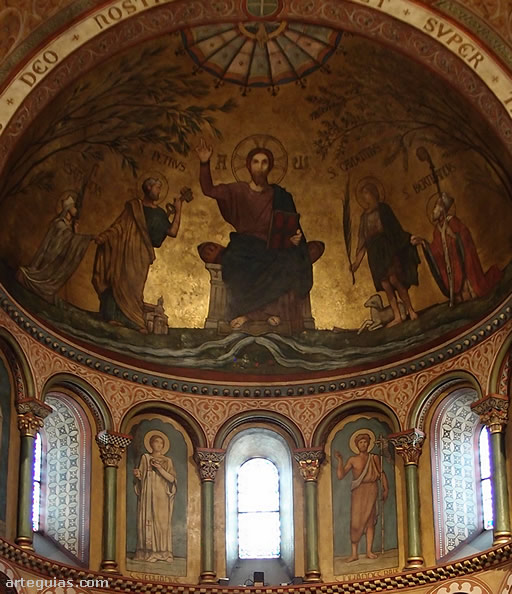 Decoraci&oacute;n neobizantina del &aacute;bside