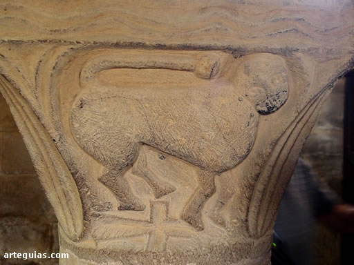 Capitel que muestra probablemente un león pisando una cruz. Nártez del templo de San Pedro de Teverga, Asturias