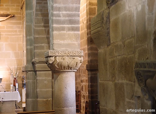 Naves de la iglesia con columnas de separación