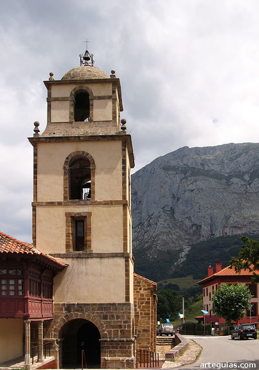 Torre moderna que no desentona demasiado con el resto del edificio. Se construyó como torre-pórtico adosada a la fachada occidental