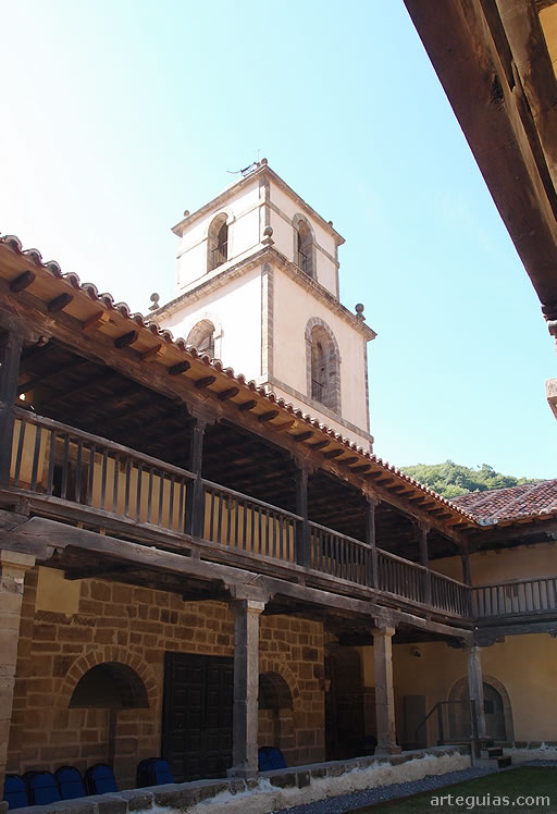 Colegiata de Teverga: claustro y campanario