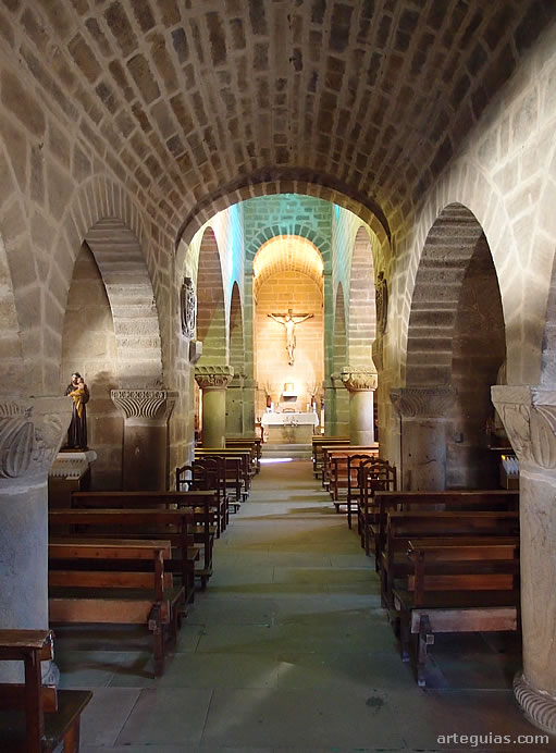 En primer plano, el nártex del templo que es más bajo en latura que el resto de la iglesia. Pudiera haber tenido funciones funerarias