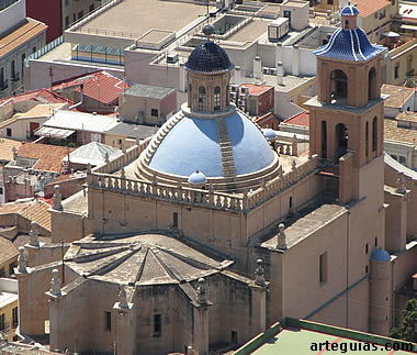Vista de la concatedral de Alicante desde el castillo de Santa B&aacute;rbara