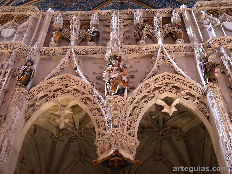 El coro de la catedral de Albi es una estructura p&eacute;trea hecha con riqu&iacute;sima decoraci&oacute;n g&oacute;tica