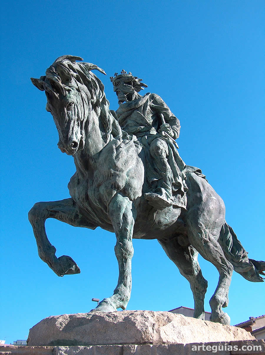 Estatua de Alfonso VIII en Plasencia