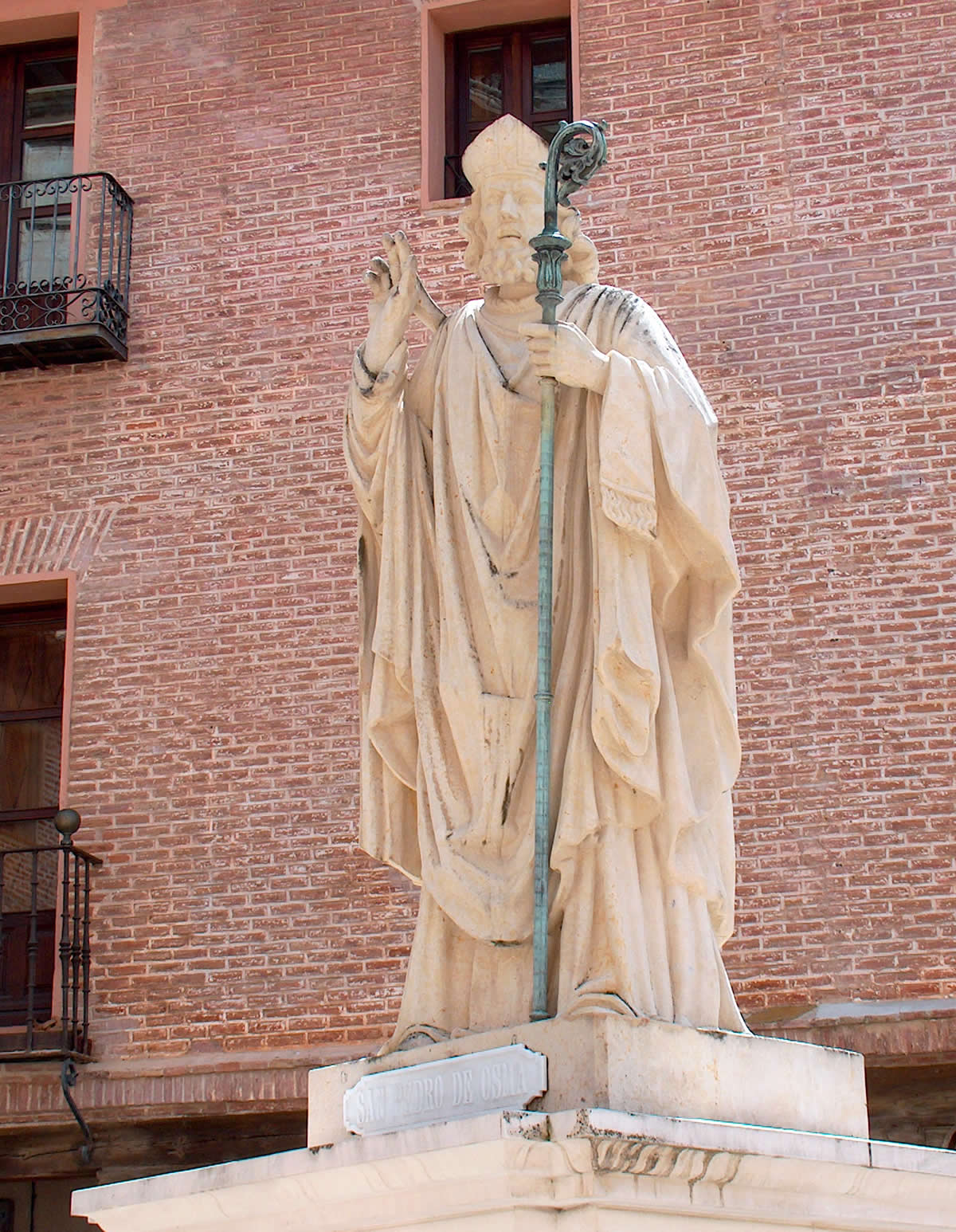 Estatua de San Pedro de Osma frente a la catedral