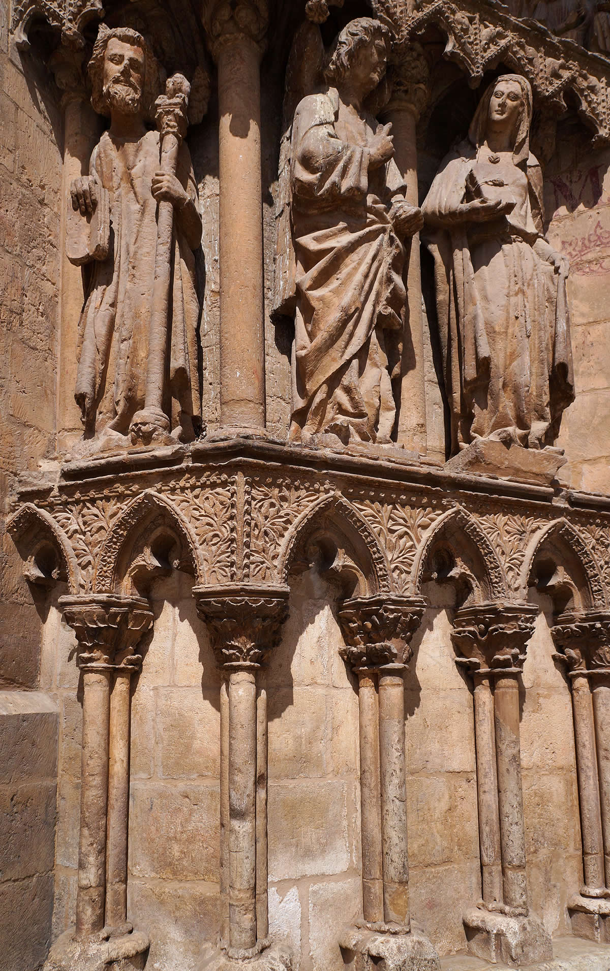 Estatuas del lado izquierdo de la portada principal